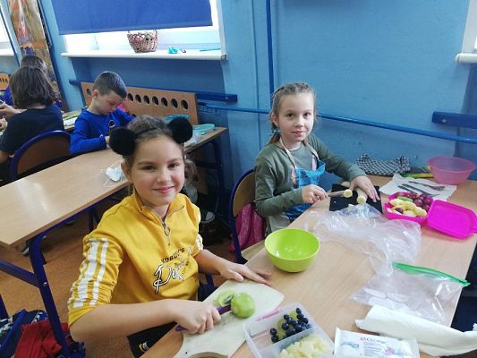  Grafika #11: Smaczna i zdrowa sałatka owocowa w klasie IIa