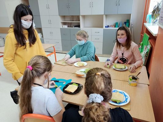  Grafika #25: Wesołe, kolorowe kanapki