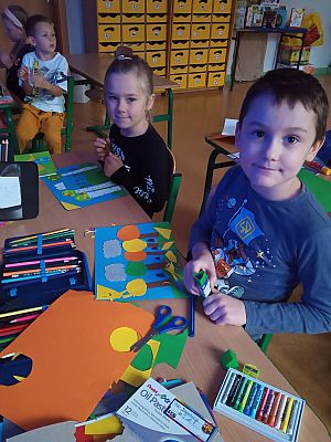  Grafika #4: Dzień Drzewa, czyli realizacja programu "Czytam z klasą lekturki spod chmurki" przez pierwszaków