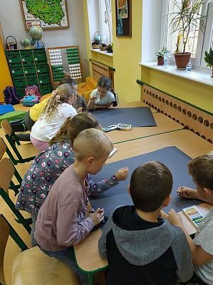  Grafika #7: Dzień Drzewa, czyli realizacja programu "Czytam z klasą lekturki spod chmurki" przez pierwszaków