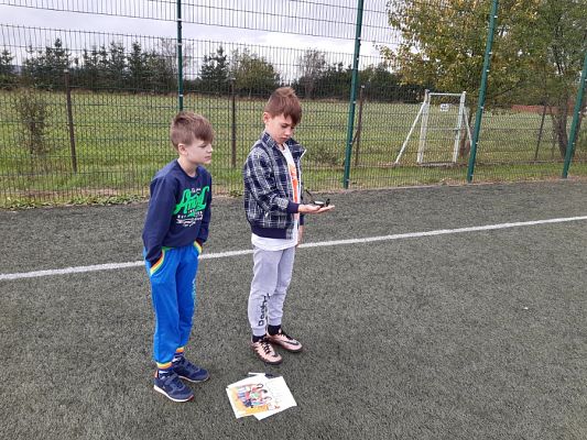  Grafika #8: PRZYRODA W TERENIE- JAK POSŁUGIWAĆ SIĘ KOMPASEM.