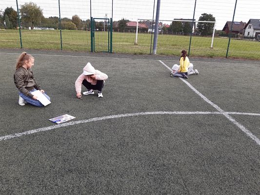  Grafika #9: PRZYRODA W TERENIE- JAK POSŁUGIWAĆ SIĘ KOMPASEM.