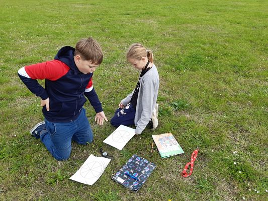  Grafika #10: PRZYRODA W TERENIE- JAK POSŁUGIWAĆ SIĘ KOMPASEM.