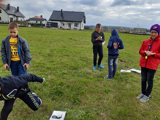  Grafika #7: PRZYRODA W TERENIE- JAK POSŁUGIWAĆ SIĘ KOMPASEM.