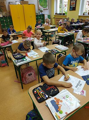 Grafika #1: "CZYTAM Z KLASĄ lekturki spod chmurki"