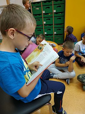 Grafika #2: "CZYTAM Z KLASĄ lekturki spod chmurki"