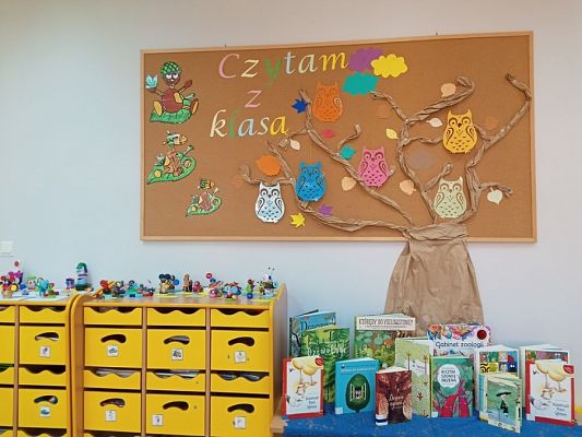 Grafika #3: "CZYTAM Z KLASĄ lekturki spod chmurki"