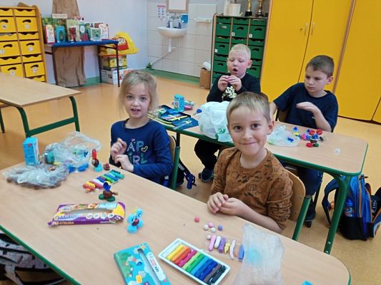 Grafika #4: "CZYTAM Z KLASĄ lekturki spod chmurki"