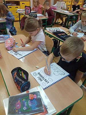  Grafika #5: "CZYTAM Z KLASĄ lekturki spod chmurki"