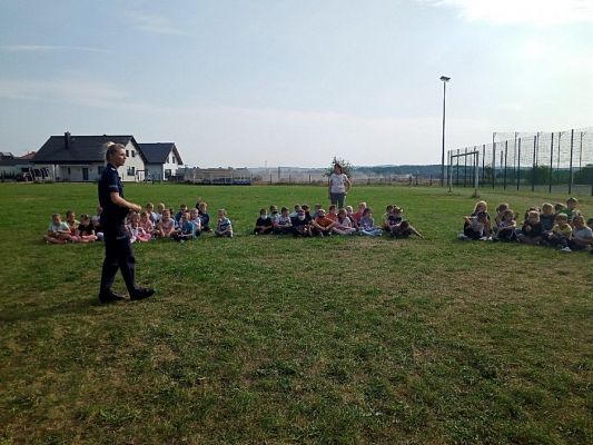  Grafika #1: Spotkanie z policjantką