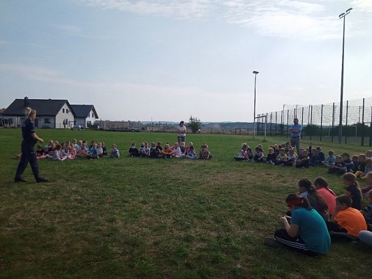  Grafika #3: Spotkanie z policjantką