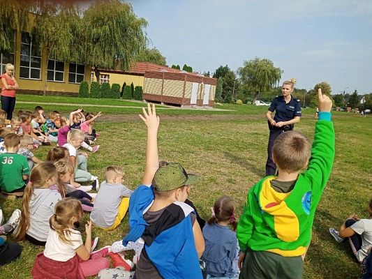  Grafika #0: Spotkanie z policjantką