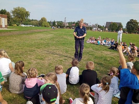  Grafika #4: Spotkanie z policjantką