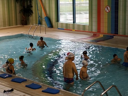  Grafika #8: 3 A na basenie