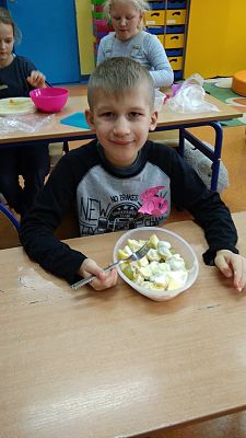 Grafika #3: Przygotowanie sałatki owocowej w klasie 1A w ramach projektu Szkoła promująca zdrowie.