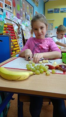 Grafika #2: Przygotowanie sałatki owocowej w klasie 1A w ramach projektu Szkoła promująca zdrowie.