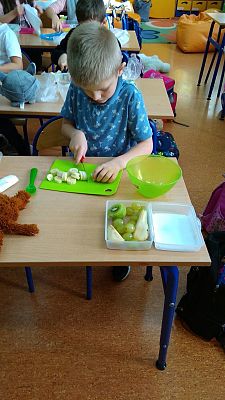 Grafika #1: Przygotowanie sałatki owocowej w klasie 1A w ramach projektu Szkoła promująca zdrowie.