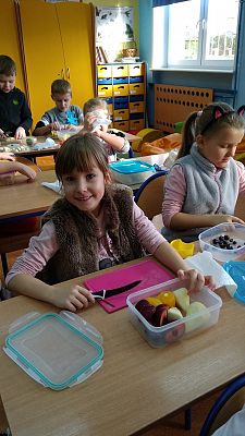 Grafika #0: Przygotowanie sałatki owocowej w klasie 1A w ramach projektu Szkoła promująca zdrowie.