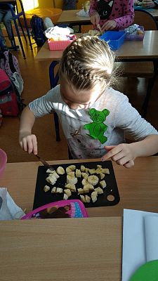 Grafika #4: Przygotowanie sałatki owocowej w klasie 1A w ramach projektu Szkoła promująca zdrowie.