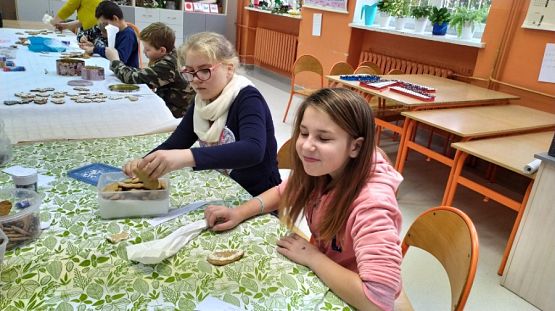 Grafika #13: Klasa 4a przygotowuje się do Białego Koncertu