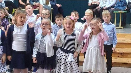  Grafika #2: "Wstańcie, chodźmy!"