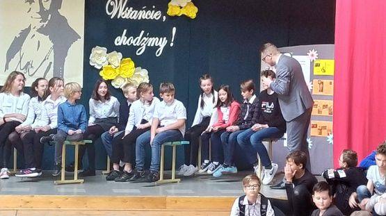  Grafika #8: "Wstańcie, chodźmy!"