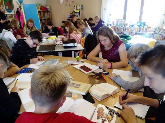  Grafika #4: Październikowe warsztaty języka polskiego w bibliotece gminnej