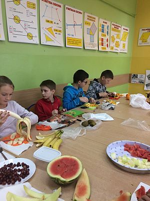  Grafika #1: Kolorowo i owocowo