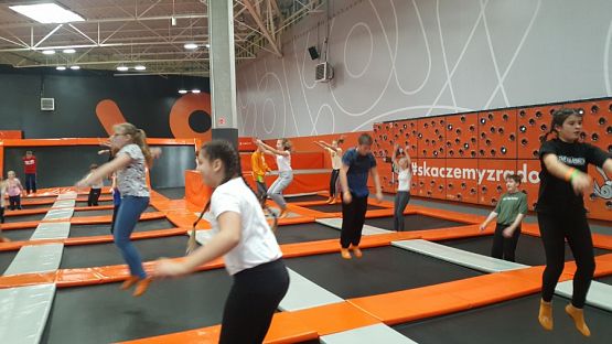  Grafika #1: ,,Skaczemy z radości"