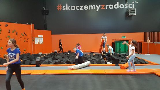  Grafika #15: ,,Skaczemy z radości"