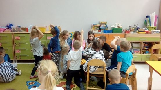 Grafika #2: Starsze uczennice czytają młodszym