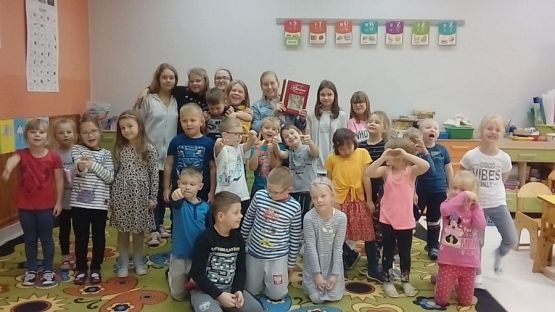 Grafika #3: Starsze uczennice czytają młodszym