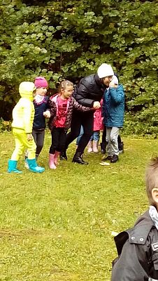  Grafika #31: Wycieczka grupy 0 a i 0 b do lasu