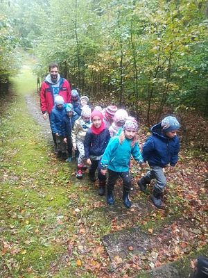  Grafika #50: Wycieczka grupy 0 a i 0 b do lasu