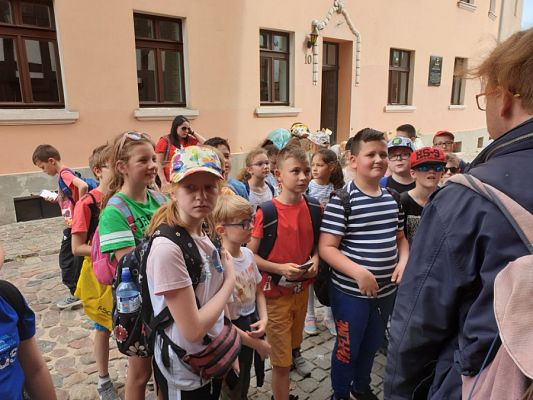  Grafika #4: Klasy IV c i IV d na wycieczce w Toruniu.