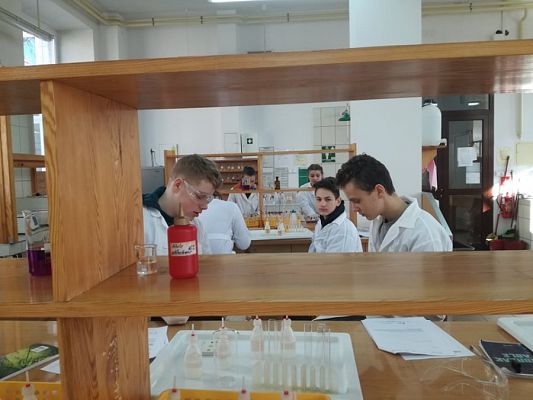  Grafika #4: Uniwersytet Młodego Chemika