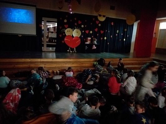 Grafika #2: Popołudnie z filmem