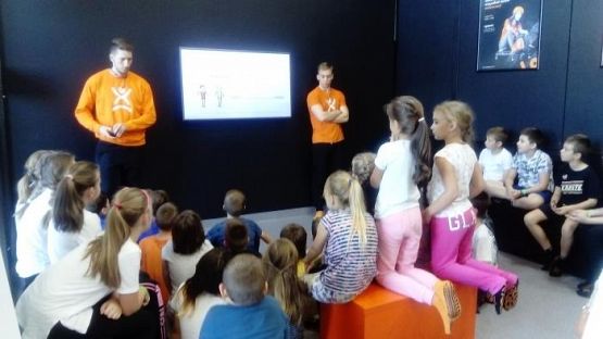  Grafika #0: Wycieczka klas IV do parku trampolin w JUMPCITY