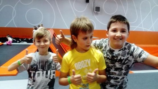  Grafika #1: Wycieczka klas IV do parku trampolin w JUMPCITY