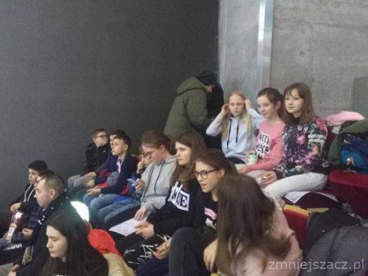  Grafika #1: Nasi uczniowie na meczu piłki siatkowej w ERGO ARENIE