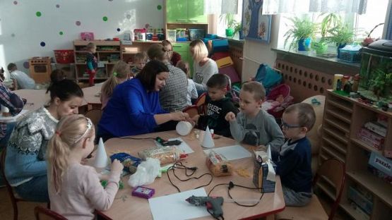  Grafika #0: Zajęcia otwarte - wspólne wykonywanie ozdób świątecznych.