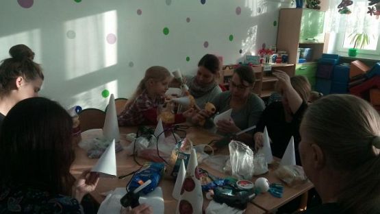  Grafika #1: Zajęcia otwarte - wspólne wykonywanie ozdób świątecznych.