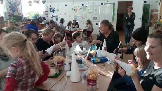  Grafika #2: Zajęcia otwarte - wspólne wykonywanie ozdób świątecznych.