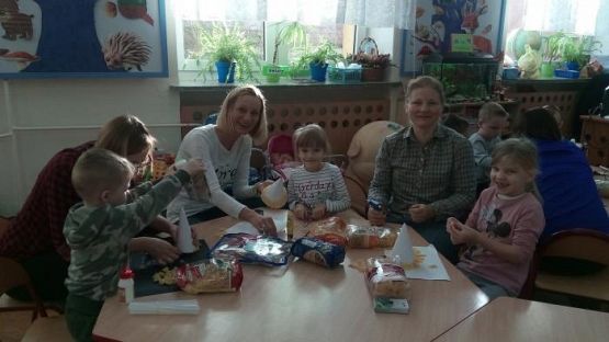  Grafika #3: Zajęcia otwarte - wspólne wykonywanie ozdób świątecznych.