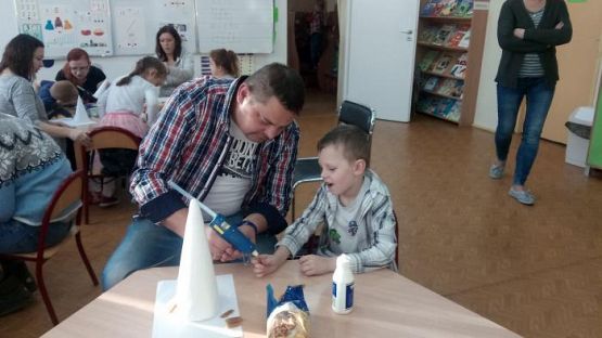  Grafika #4: Zajęcia otwarte - wspólne wykonywanie ozdób świątecznych.