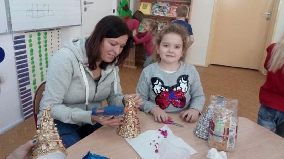  Grafika #5: Zajęcia otwarte - wspólne wykonywanie ozdób świątecznych.
