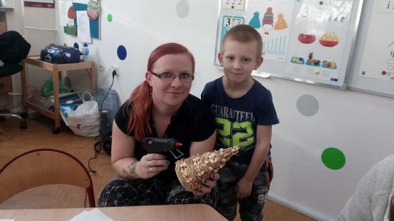  Grafika #6: Zajęcia otwarte - wspólne wykonywanie ozdób świątecznych.