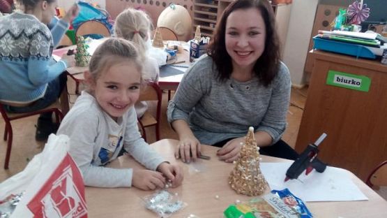  Grafika #7: Zajęcia otwarte - wspólne wykonywanie ozdób świątecznych.