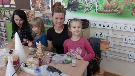  Grafika #10: Zajęcia otwarte - wspólne wykonywanie ozdób świątecznych.