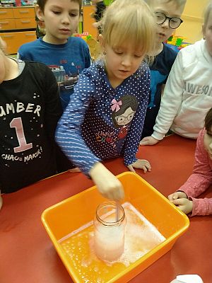  Grafika #2: Zajęcia chemiczne: ,,Wulkan" . Grupa Ob